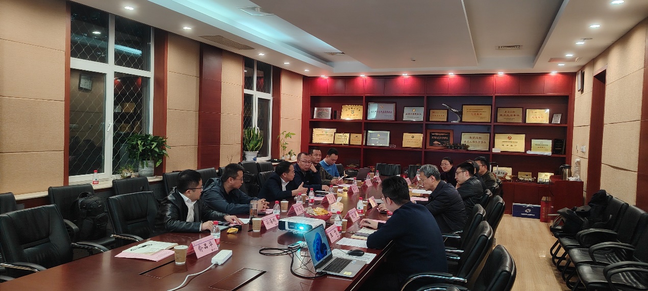 一群人在餐廳里

低可信度描述已自動生成